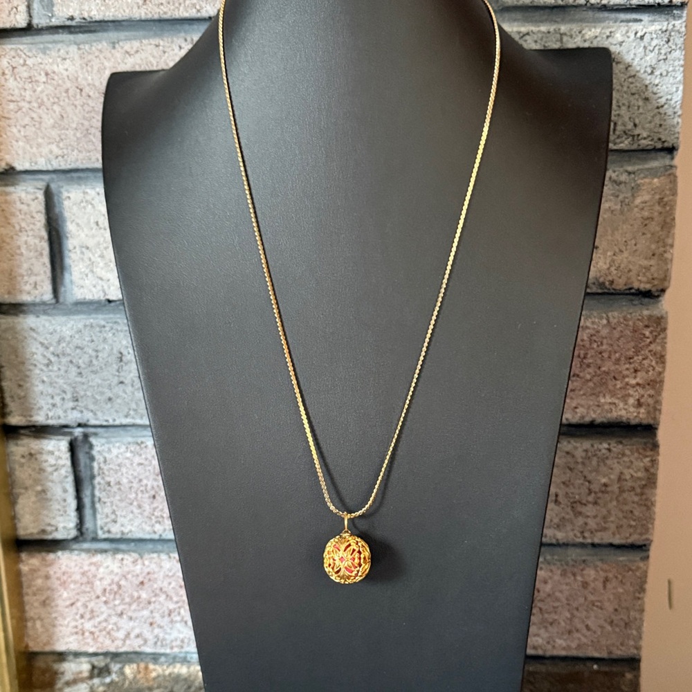 Vintage CITATION signed gold fillagree caged ribbon ornament pendant necklace